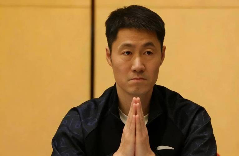 王励勤现场见证！温瑞博1-4无缘8强，这下夺冠压力全给到了王楚钦