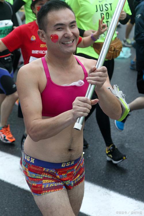 杨笑天：佩特莱斯库特随和，就是裤子总提一半，露个“大腚”