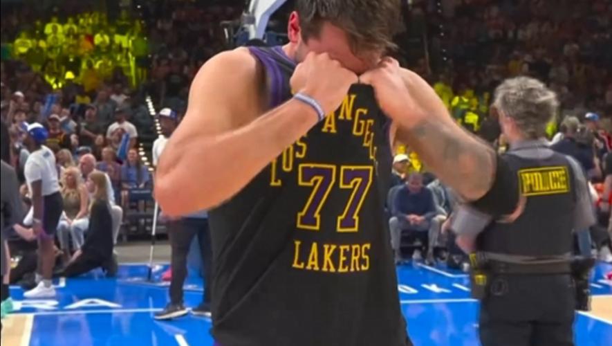 狂输43分！湖人遭暴揍，东契奇伤退里夫斯背伤，雷迪克赛后发声