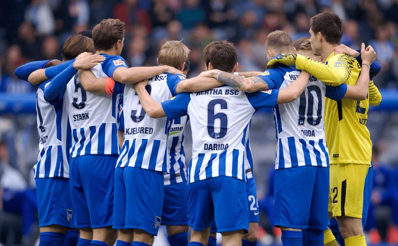 约60名德累斯顿球迷与30名赫塔球迷互掷烟火,比赛中断20分钟