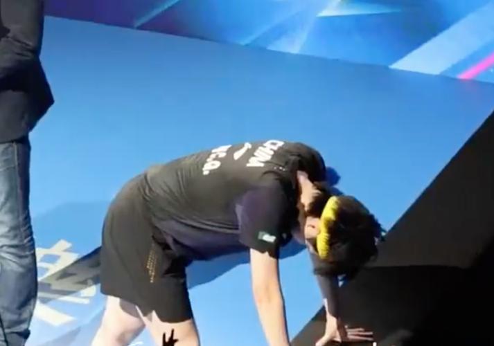 动容！王楚钦这动作让球迷看哭:接受采访时忽然双手撑地 拿命在拼