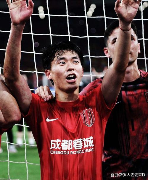 争议！国少助教推搡16岁留洋新星+追着骂 球迷愤怒：严惩+开除他