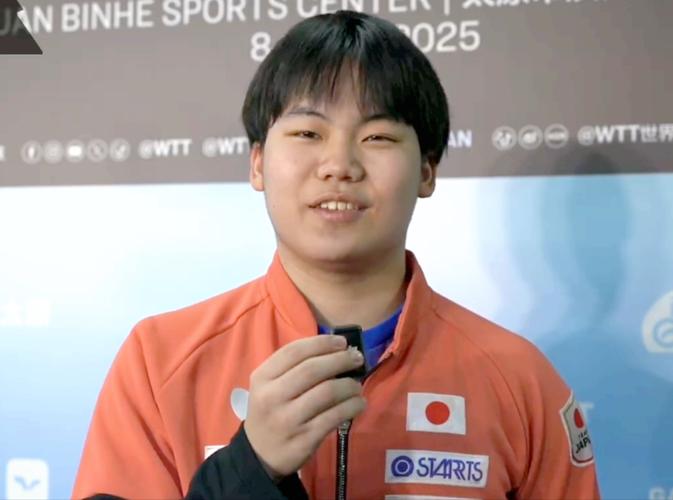 松岛辉空领奖全无喜色！大合影仅他1人美笑容 日媒：差一点就制霸