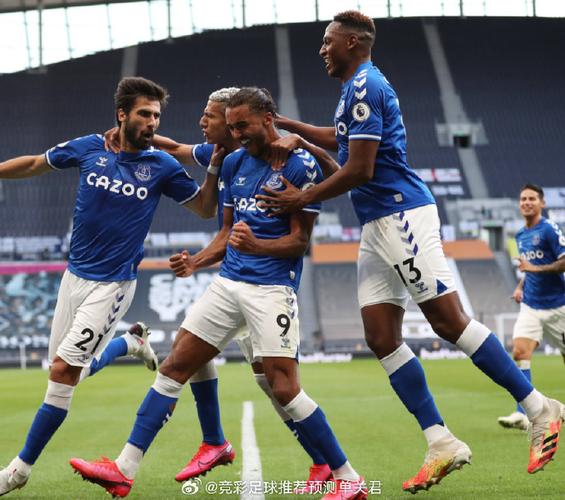 邮报：埃弗顿、曼联正在考察南安普顿中场谢伊-查尔斯