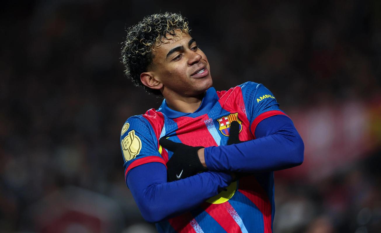 笑翻网友！巴萨力克马竞，佩德里竟把摄像师光头当足球