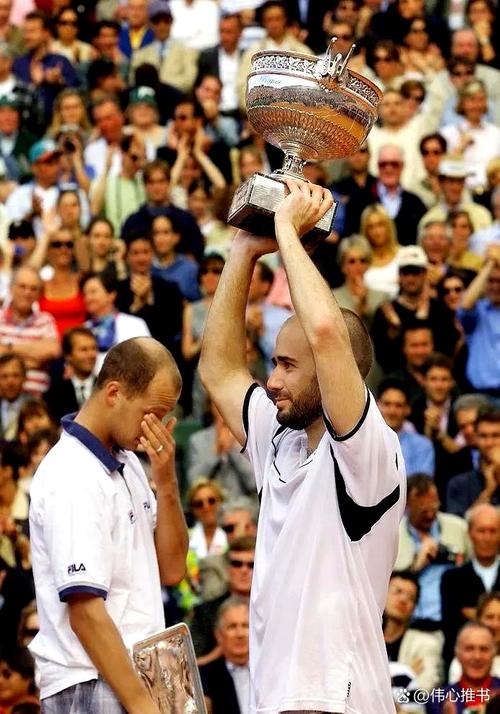 密歇根掀翻康大夺冠！主帅上任两年即满级，全网球迷排队狂吹