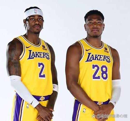 湖人内讧！雷迪克与范德比尔特激烈对峙，次节仅17秒即遭雪藏