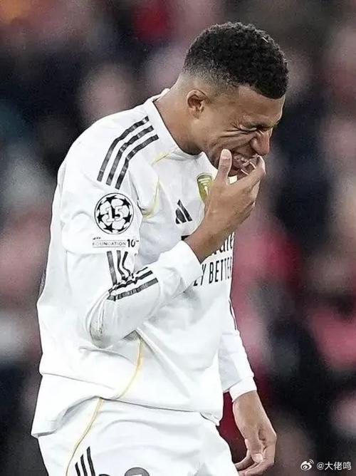 姆巴佩一脸血迹!禁区内遭肘击+未获点球 皇马官方怒骂:保送巴萨