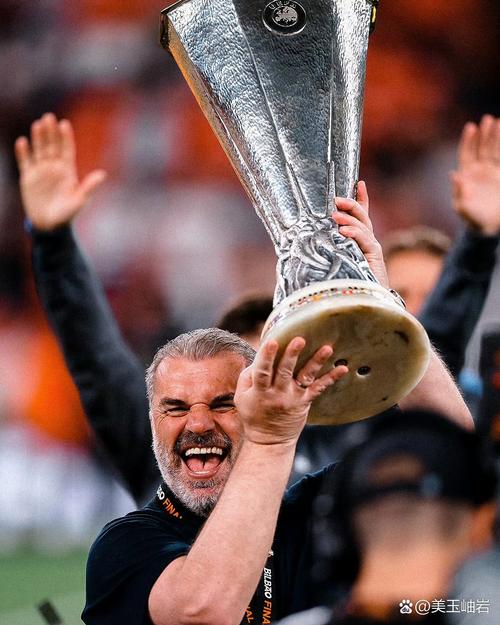 哲凯:队里有很多球员赢得过奖杯,这也是我们本赛季要做到的